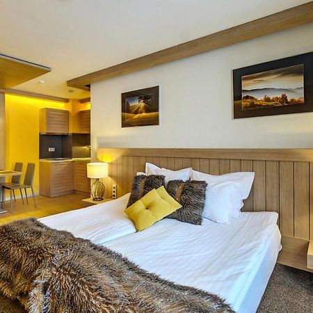 Amira Boutique Hotel Bansko Bagian luar foto A bedroom in a hotel