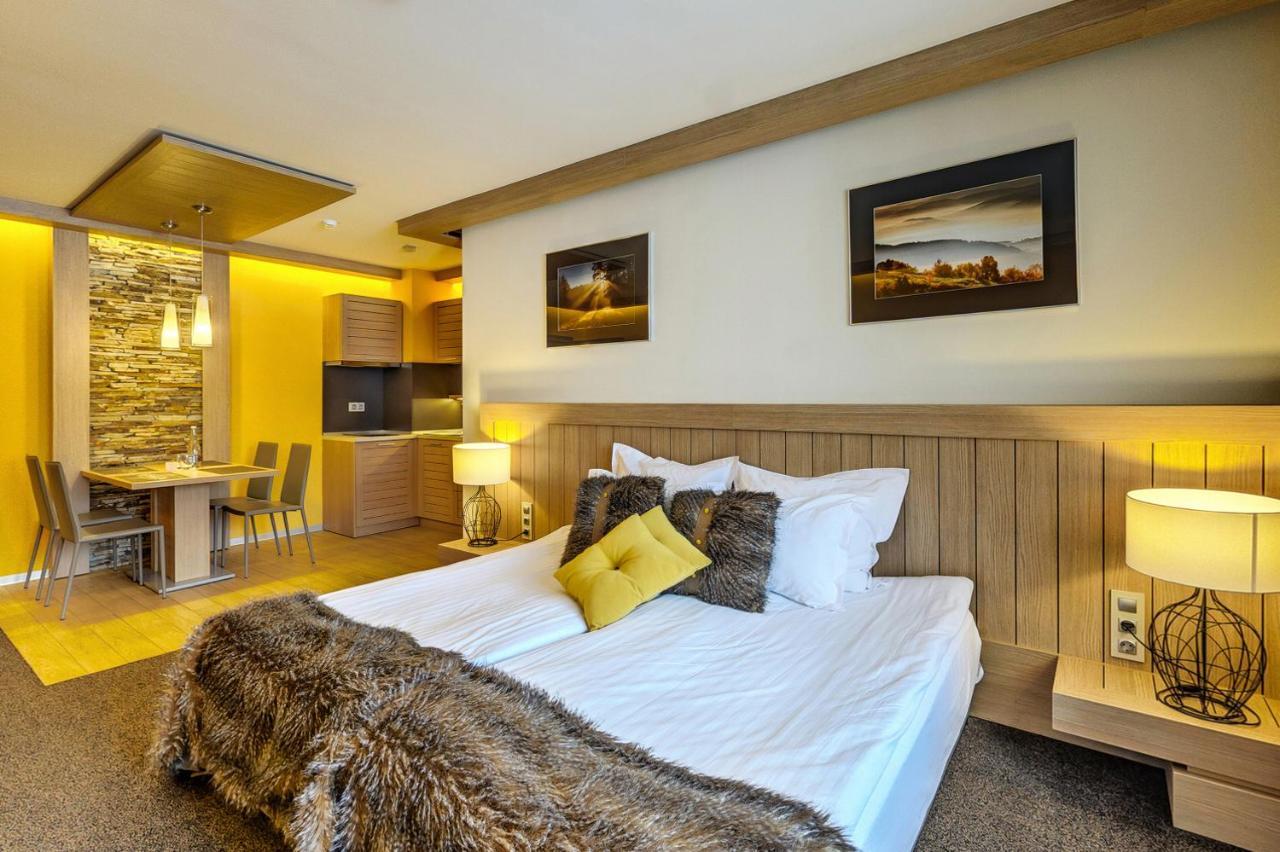 Amira Boutique Hotel Bansko Bagian luar foto A bedroom in a hotel