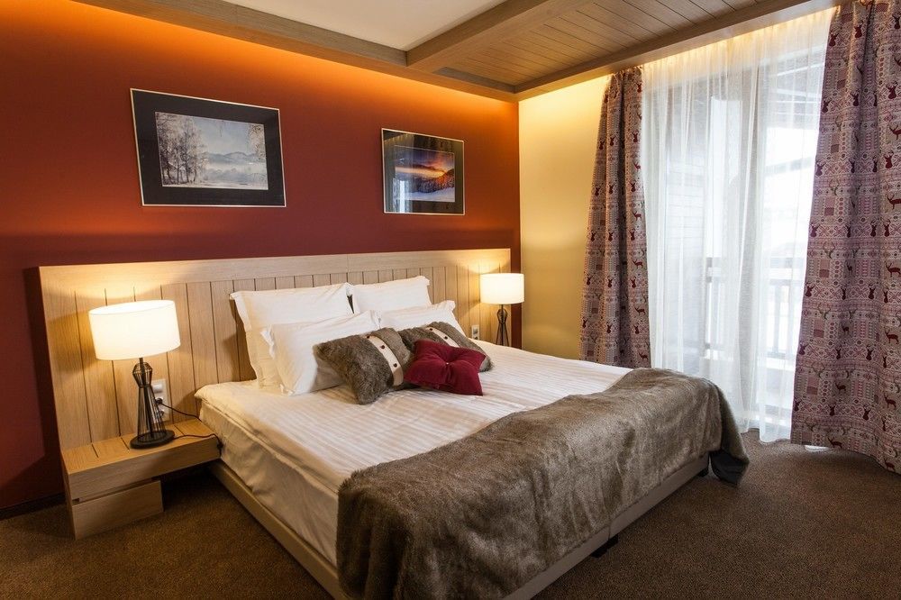 Amira Boutique Hotel Bansko Bagian luar foto A bedroom in a hotel