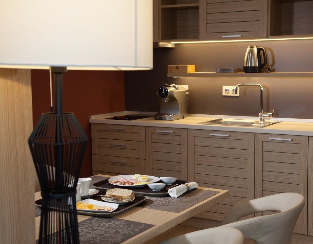 Amira Boutique Hotel Bansko Bagian luar foto A kitchen in a hotel suite