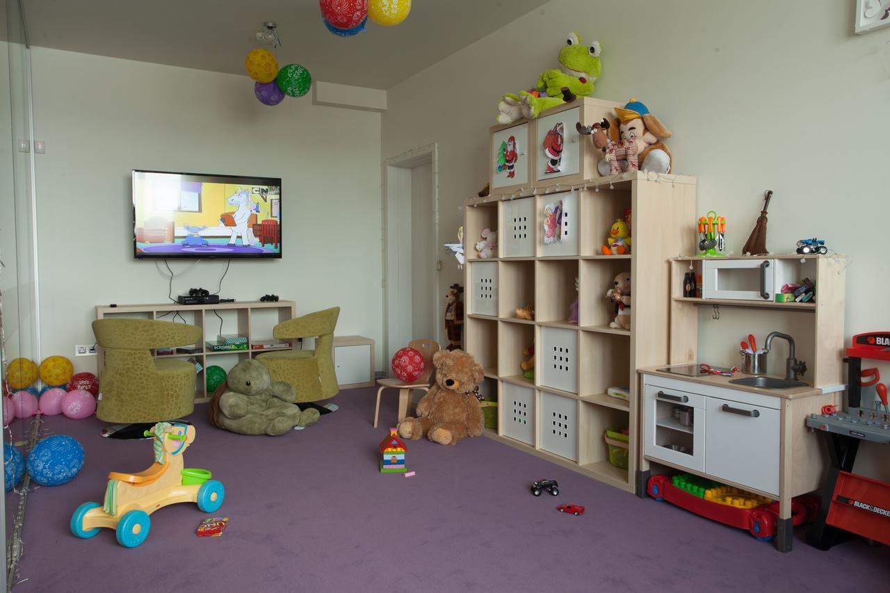 Amira Boutique Hotel Bansko Bagian luar foto A typical nursery room