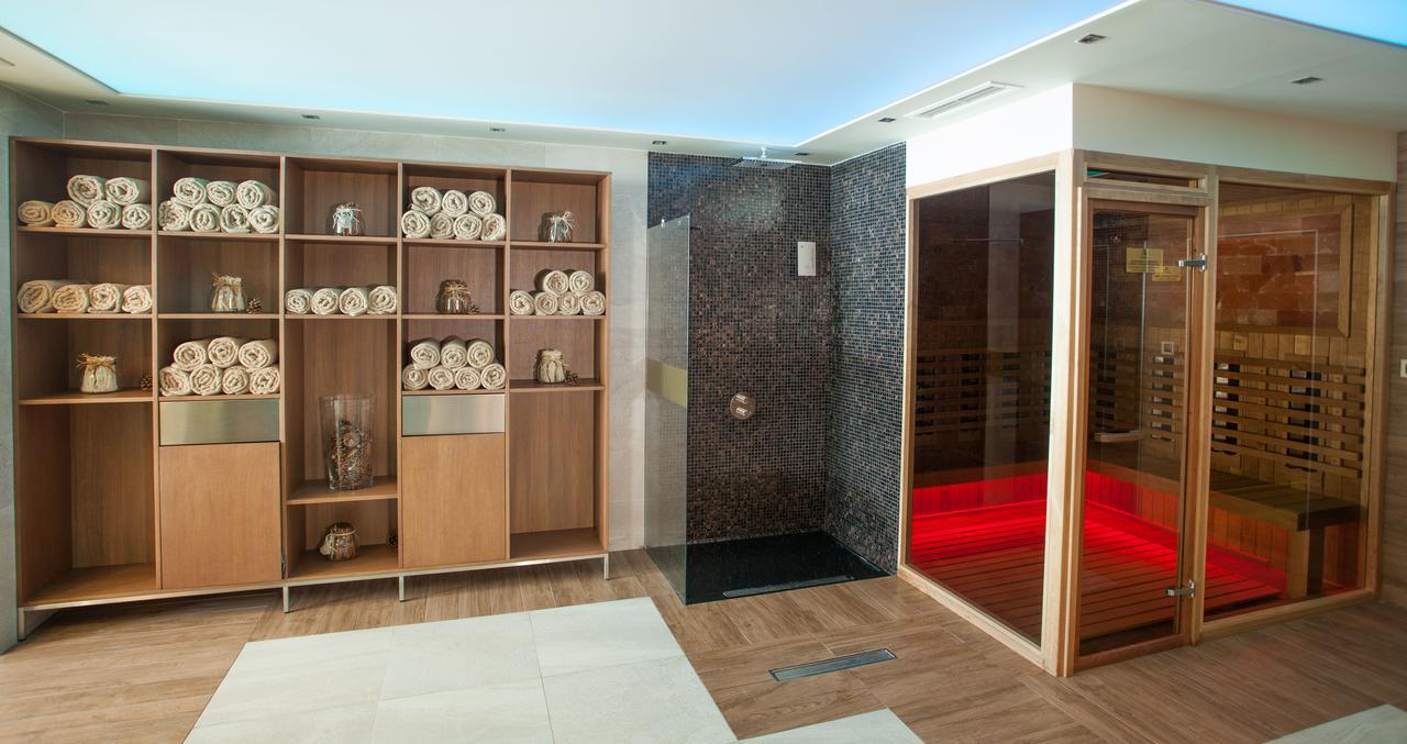 Amira Boutique Hotel Bansko Bagian luar foto A shower and a sauna