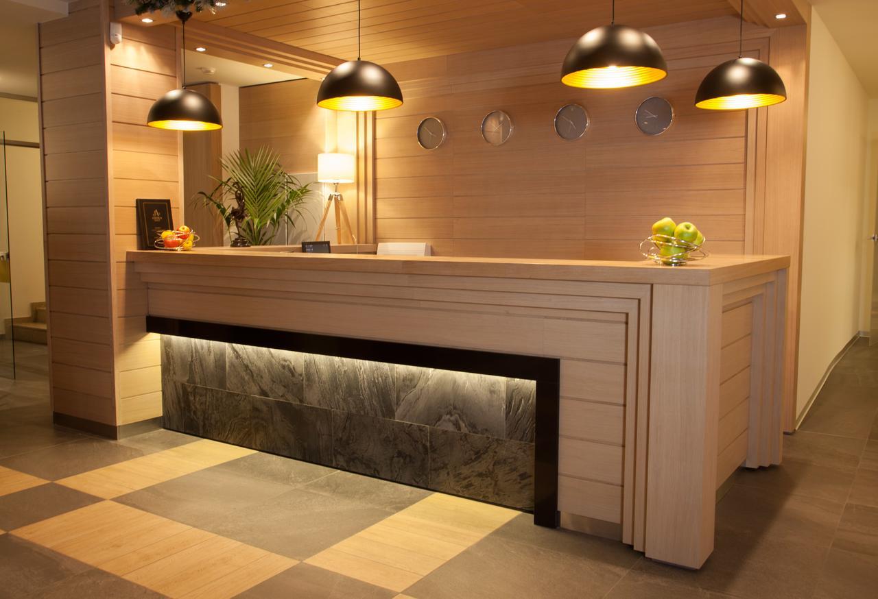 Amira Boutique Hotel Bansko Bagian luar foto Reception desk