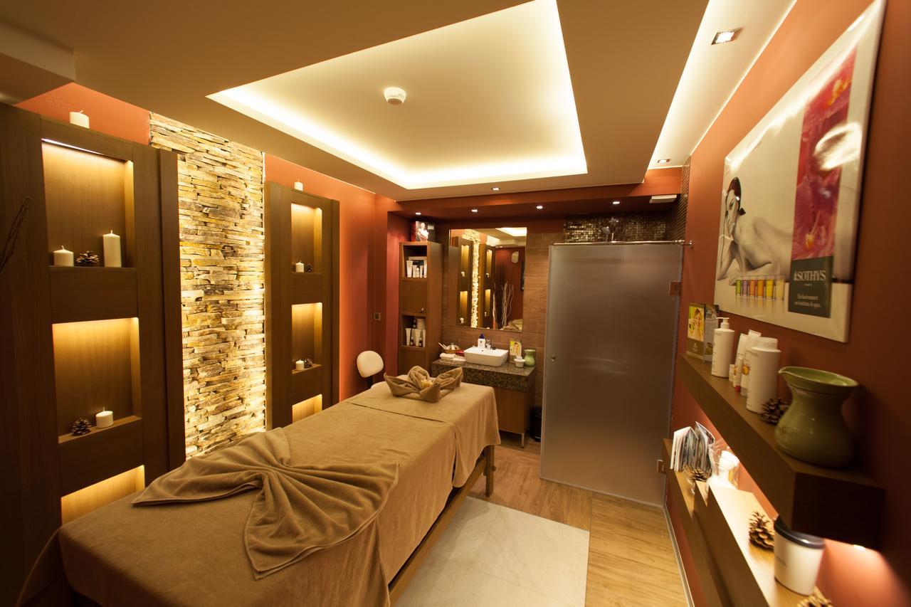 Amira Boutique Hotel Bansko Bagian luar foto A treatment room at a spa