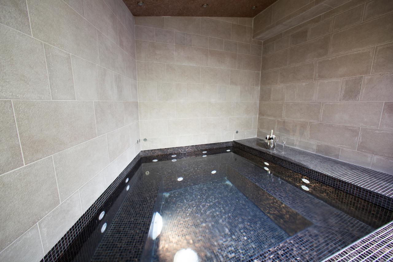 Amira Boutique Hotel Bansko Bagian luar foto A modern furo