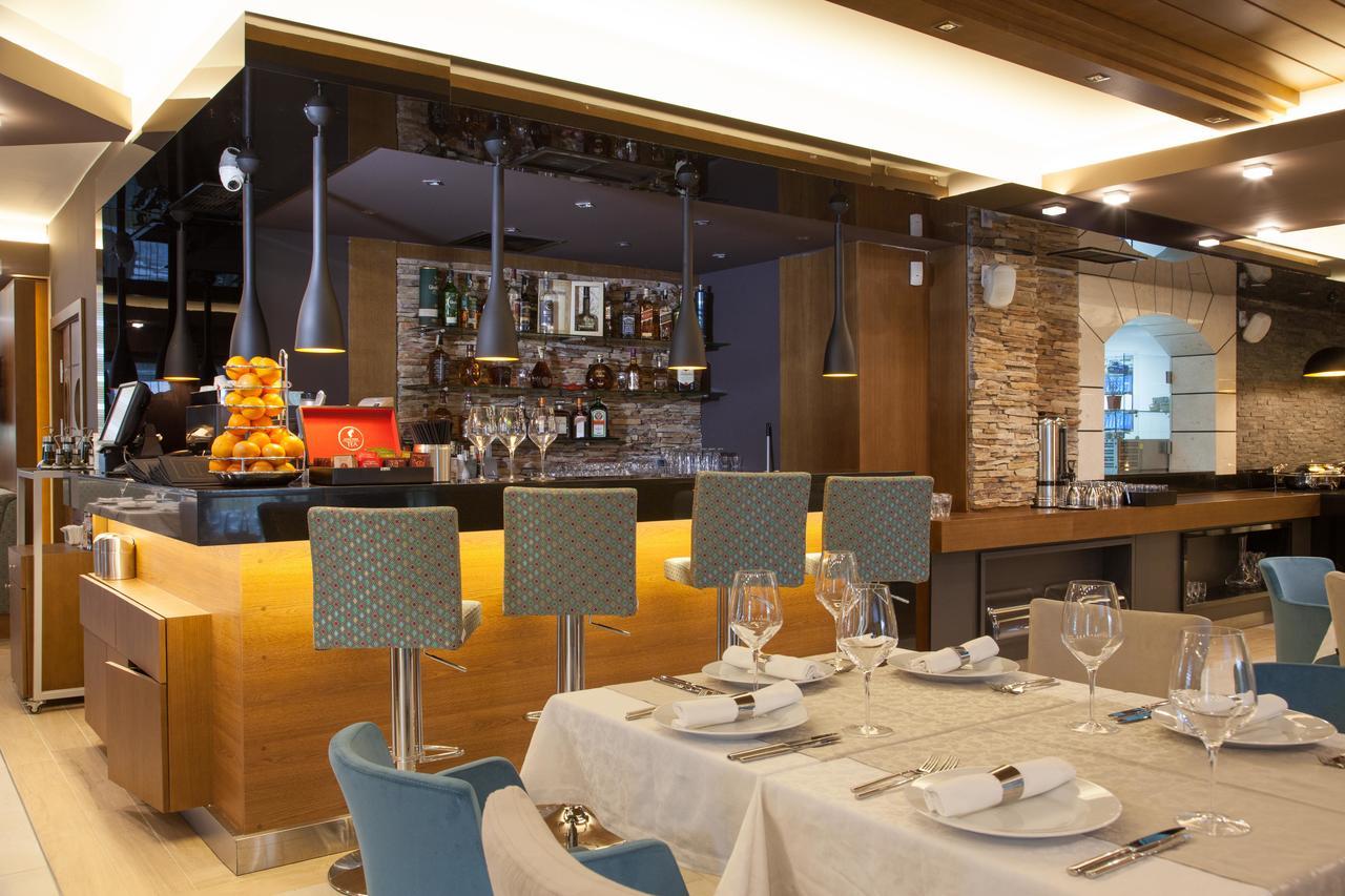 Amira Boutique Hotel Bansko Bagian luar foto The bar at the restaurant
