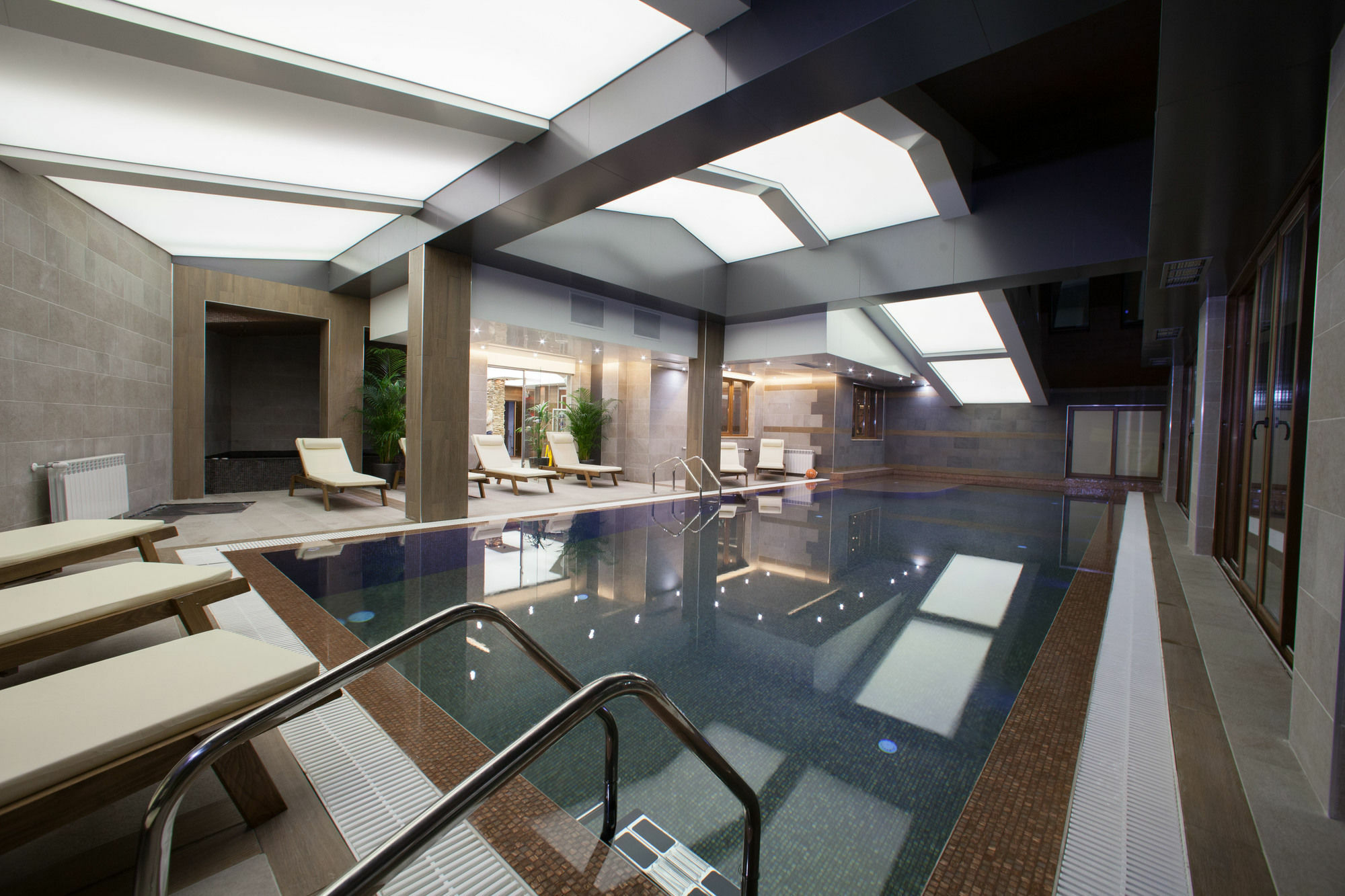 Amira Boutique Hotel Bansko Bagian luar foto The pool at the hotel